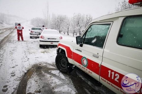 نجات ۱۲ مسافر گرفتار در برف و کولاک جاده اشنویه