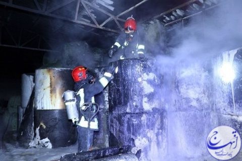 مهار آتش‌سوزی مهیب کارخانه تولید ایزوگام در حومه مشهد