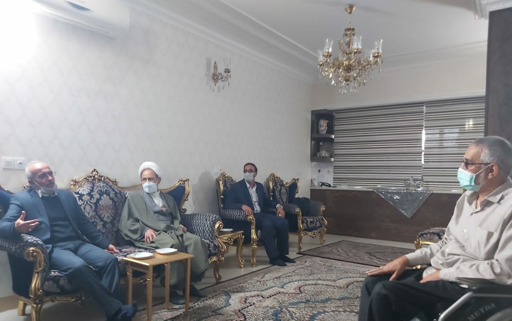 دیدار اعضای هیأت رئیسه و جمعی از مدیران دانشگاه آزاد اسلامی یزد با ۲ نفر از همکاران بازنشسته ایثارگر و جانباز دانشگاه