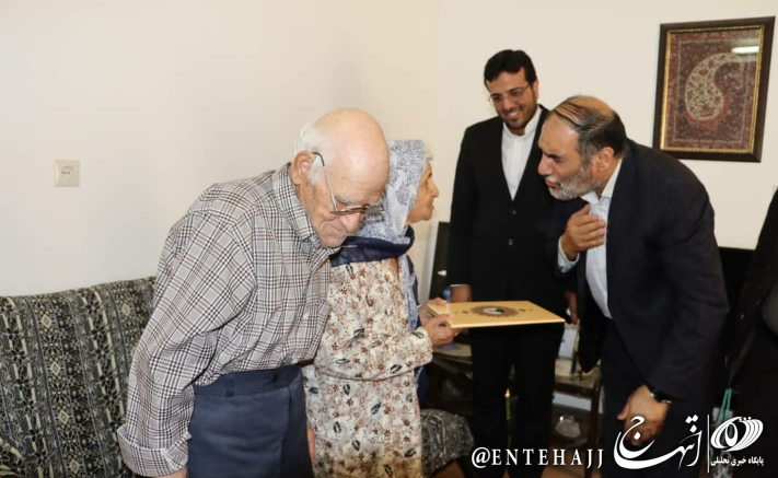 مشاور وزیر راه و شهرسازی به دستبوسی خانواده شهید زرتشتی یزد رفت