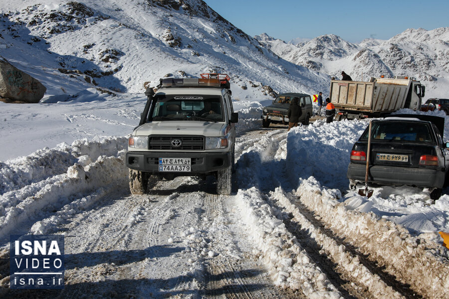ویدیو/ امداد رسانی به خودروهای گرفتار در برف یزد