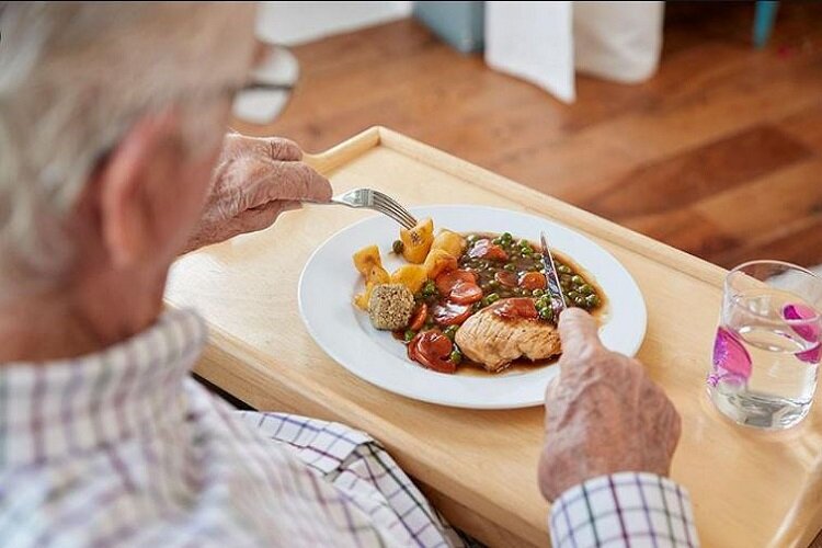 تغذیه مناسب افراد بالای ۶۰ سال چیست؟