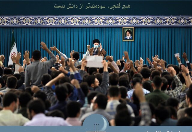 جلسه اقتصادی سران قوا، آنطور که باید به هدف خود نرسید/مسائل گوناگون کشور مگر قابل رفراندوم است؟