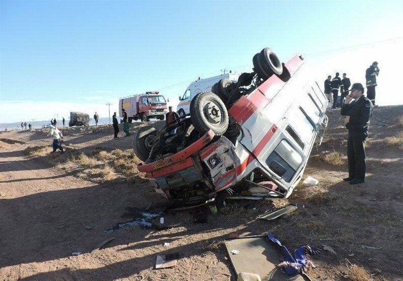 مصدومیت ۱۵ کارگر معدنی در حادثه واژگونی مینی‌بوس در بافق یزد