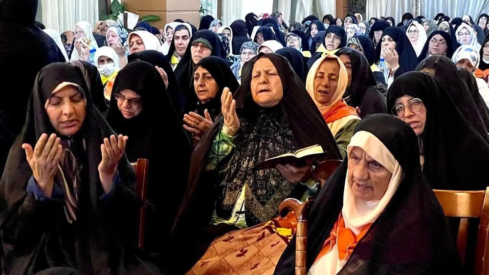 نخستین دعای کمیل حاجیهای ایرانی در مدینه + عکس