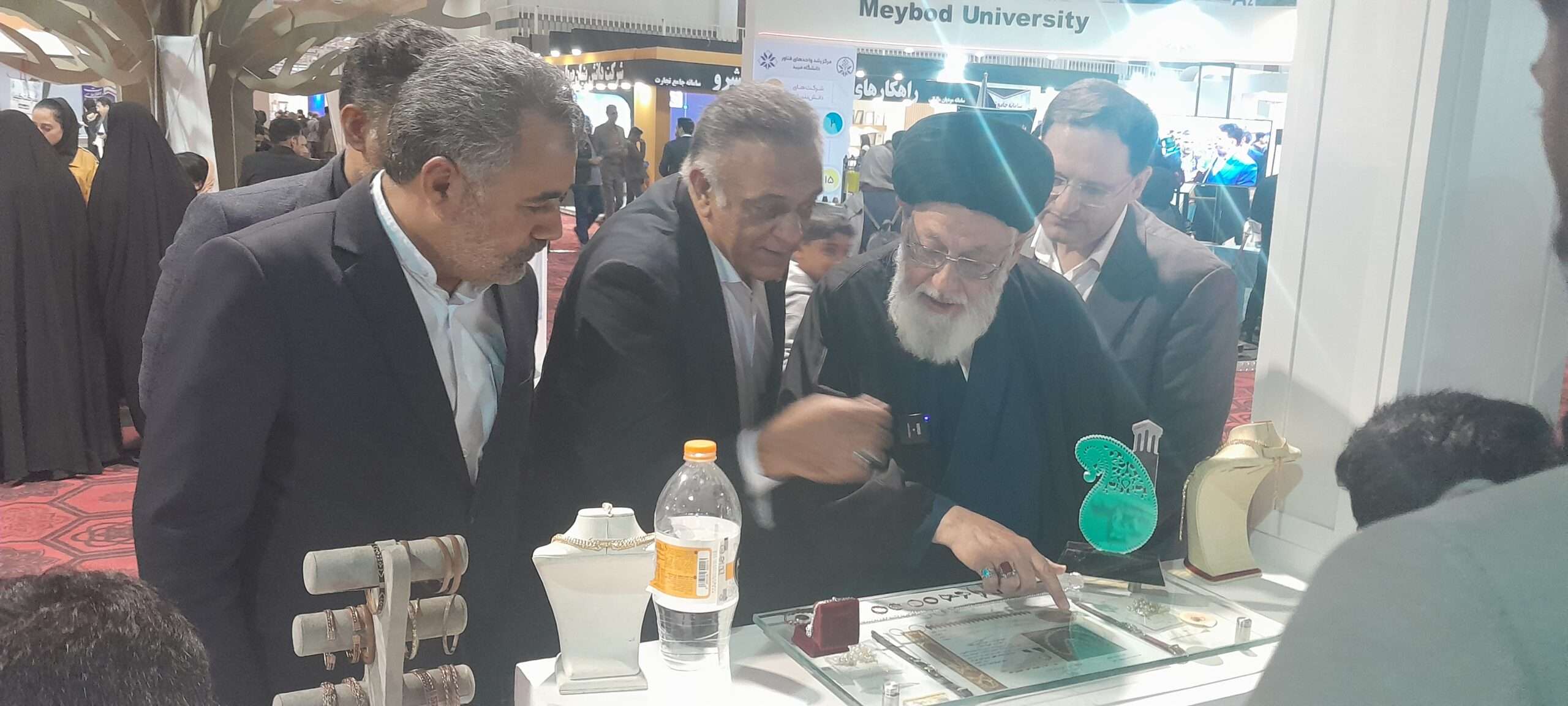 حضور آموزشگاه فنی و حرفه ای طلا و جواهر زرنگار یزد در دهمین نمایشگاه دستاوردهای پژوهش، فناوری و فن بازار یزد حضور آموزشگاه فنی و حرفه ای طلا و جواهر زرنگار یزد در دهمین نمایشگاه دستاوردهای پژوهش، فناوری و فن بازار یزد