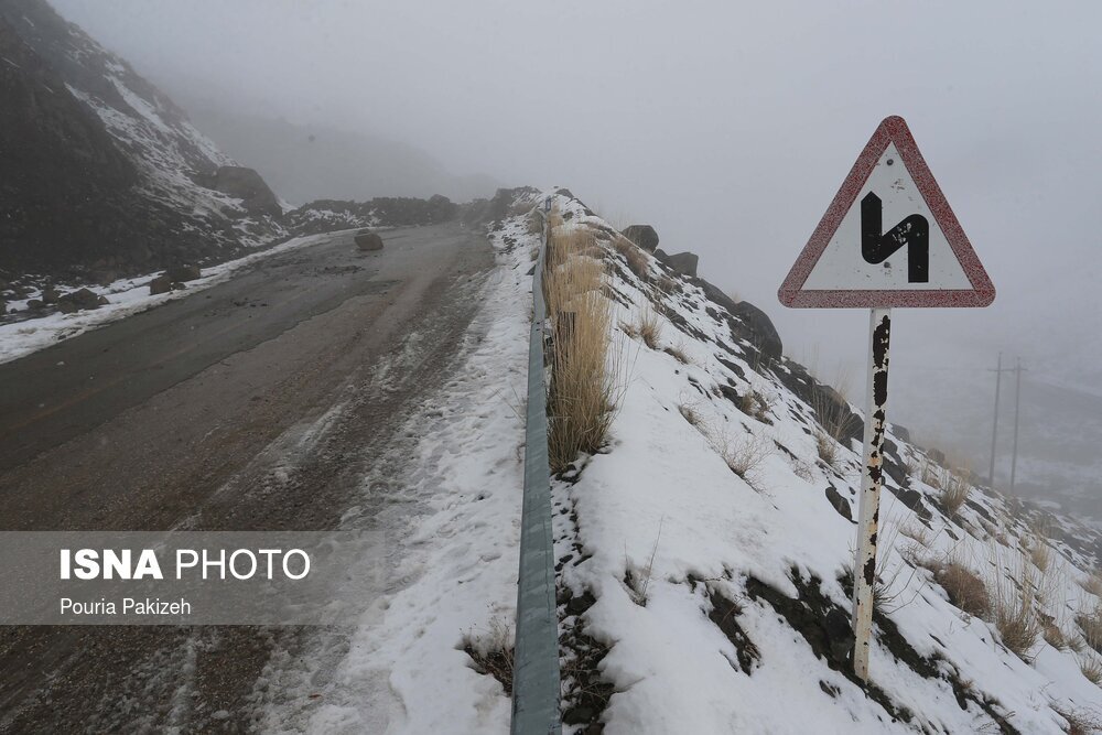 لغزندگی جاده های خراسان شمالی بر اثر بارش برف/ نمک پاشی در گردنه های استان
