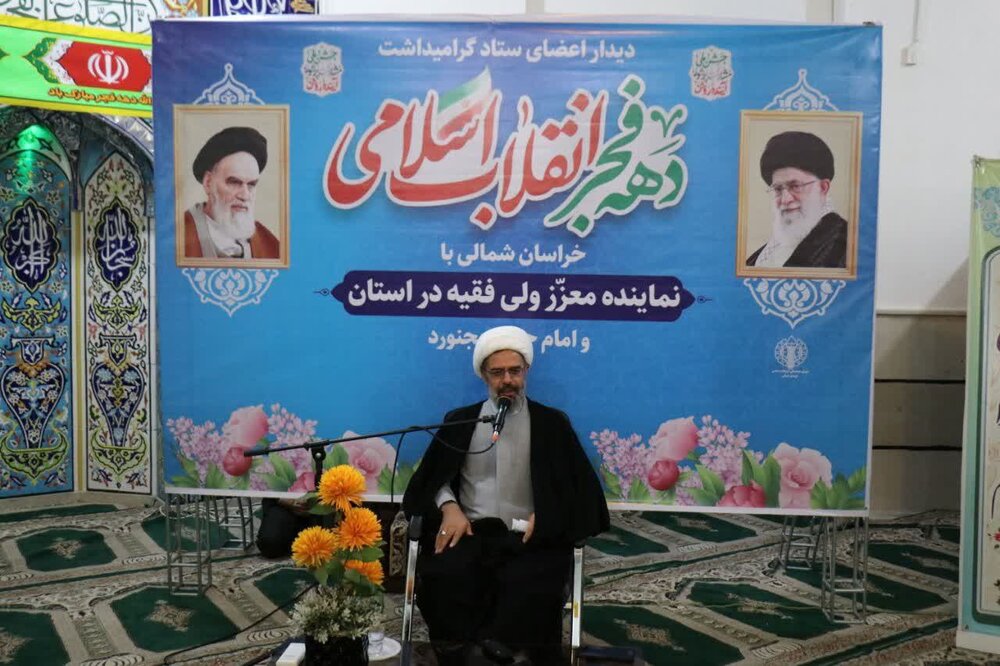 پیدا کردن عزت و بازیابی حرمت مردم از دستاوردهای انقلاب