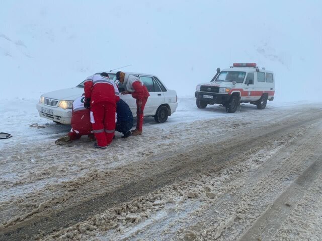 کمک‌رسانی نجاتگران هلال‌ احمر خراسان شمالی به ۳۶۰۰ گرفتار در برف و کولاک