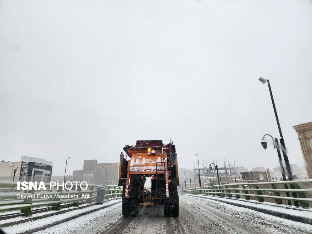 یخ زدایی معابر بجنورد با ۱۰۰ تن شن و نمک