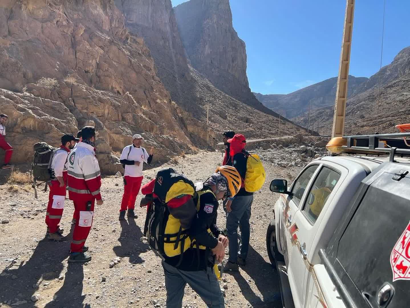 تلاش تیم های هلال احمراستان در جستجو کوهنورد گمشده در چشمه تامهر