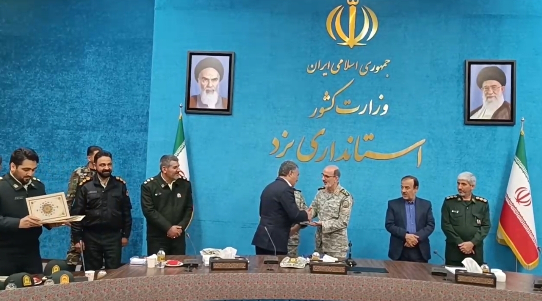 تقدیر فرمانده قرارگاه مهارت آموزی کارکنان وظیفه ستاد کل نیروهای مسلح از مدیر کل آموزش فنی و حرفه ای استان یزد تقدیر فرمانده قرارگاه مهارت آموزی کارکنان وظیفه ستاد کل نیروهای مسلح از مدیر کل آموزش فنی و حرفه ای استان یزد