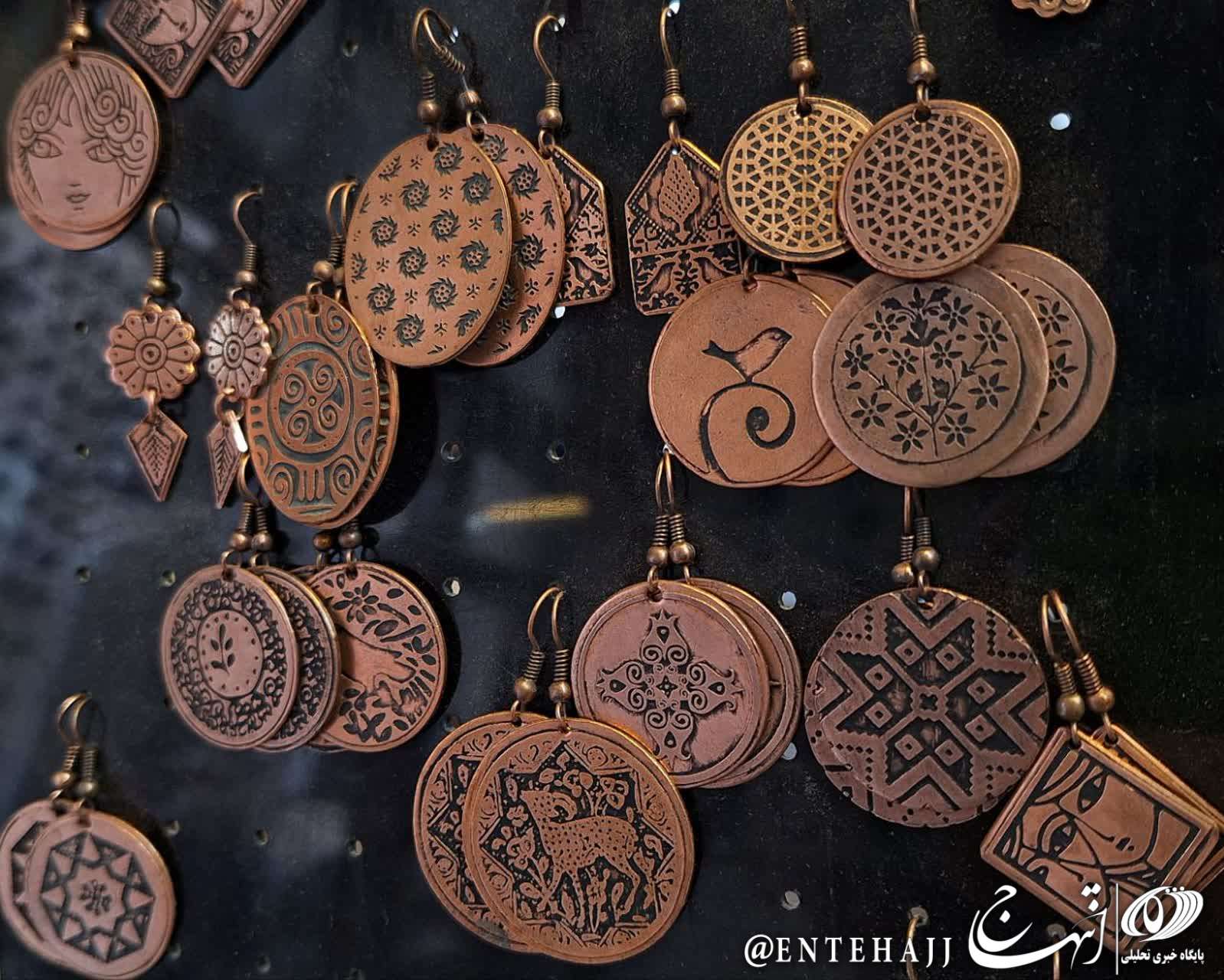 تداوم تولید زیورآلات مسی و هنر اسیدکاری روی مس در یزد تداوم تولید زیورآلات مسی و هنر اسیدکاری روی مس در یزد
