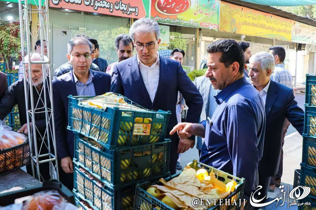 بازدید معاون استاندار یزد از غرفه های عرضه میوه تنظیم بازار ایام پایانی سال و عید نوروز بازدید معاون استاندار یزد از غرفه های عرضه میوه تنظیم بازار ایام پایانی سال و عید نوروز