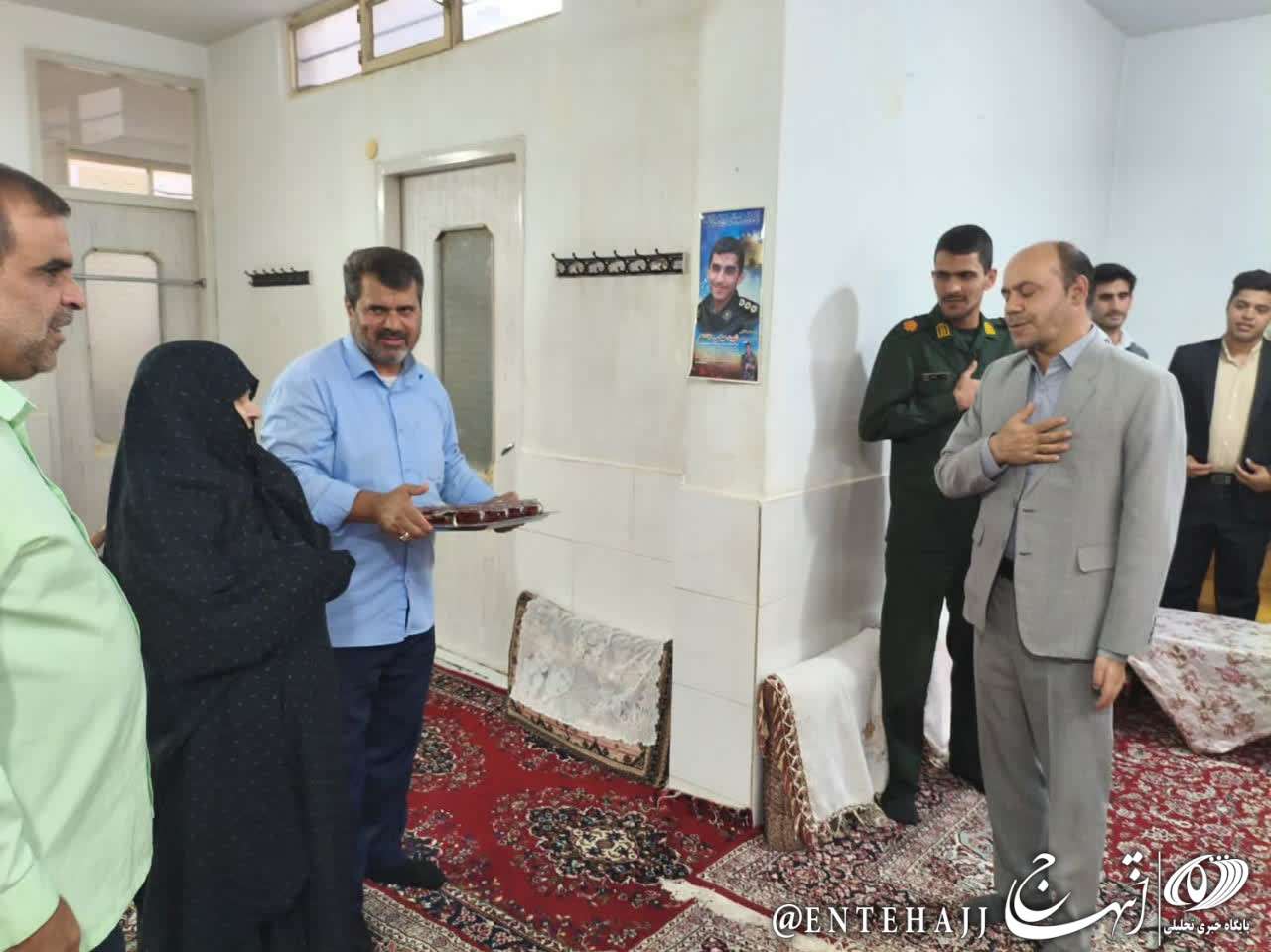 حضور بخشدار مرکزی یزد در منزل خانواده شهید و ادای احترام