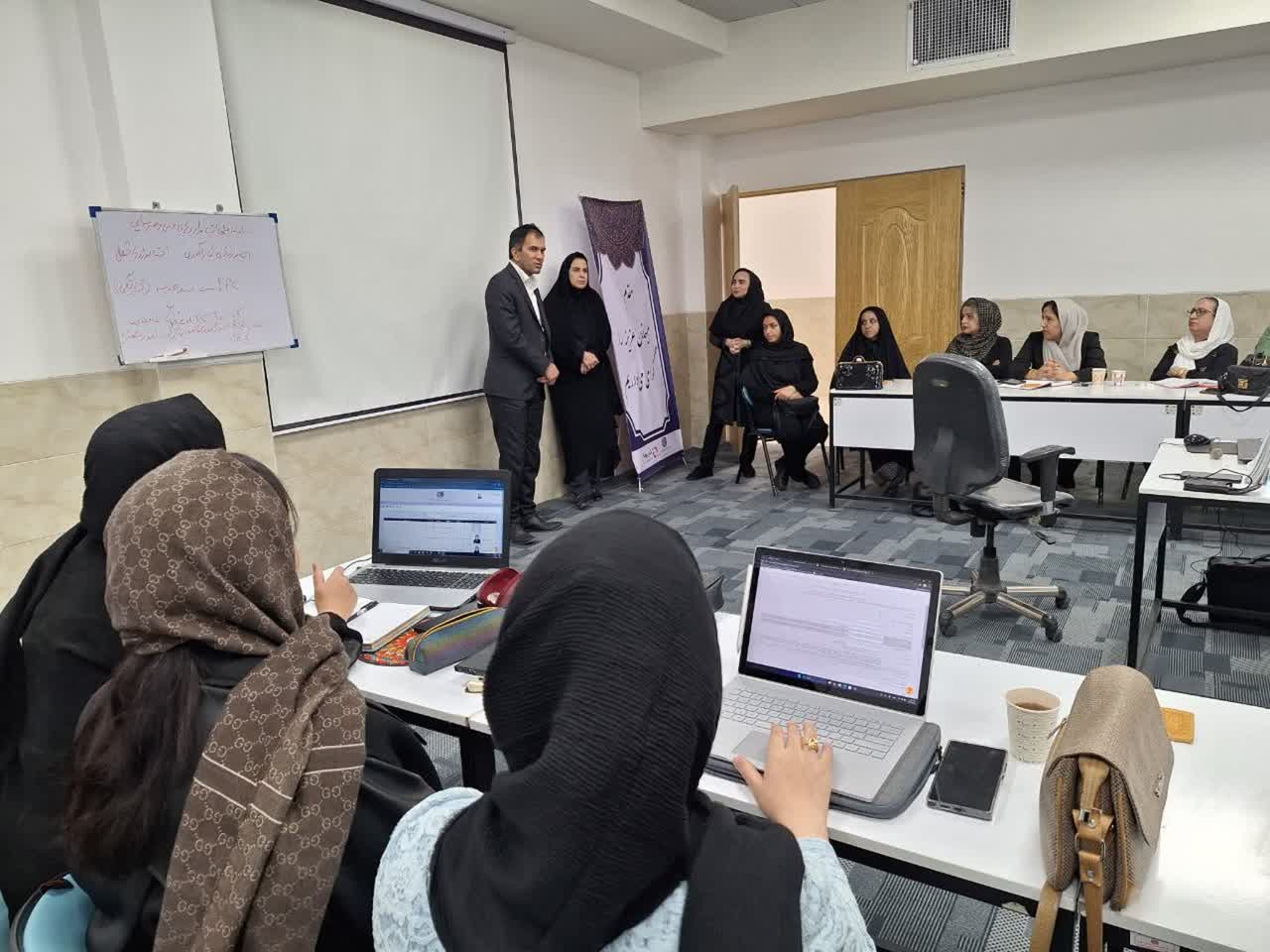 بازدید مدیر کل آموزش فنی و حرفه ای از دوره های بازآموزی در مرکز آموزش خواهران یزد